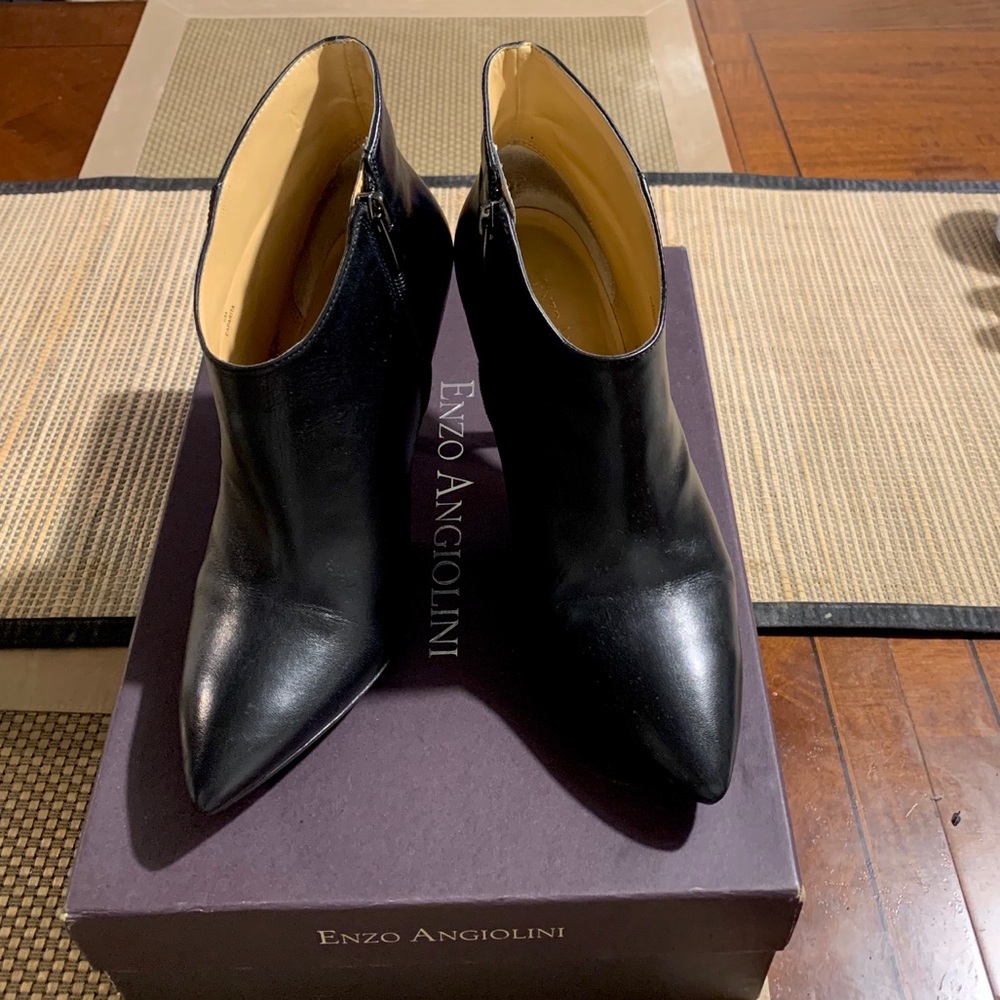 ENZO ANGIONINI - Black leather Ankle Booties !